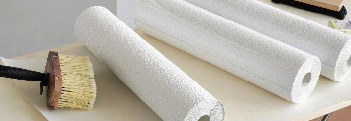 Raufasertapete und Quast